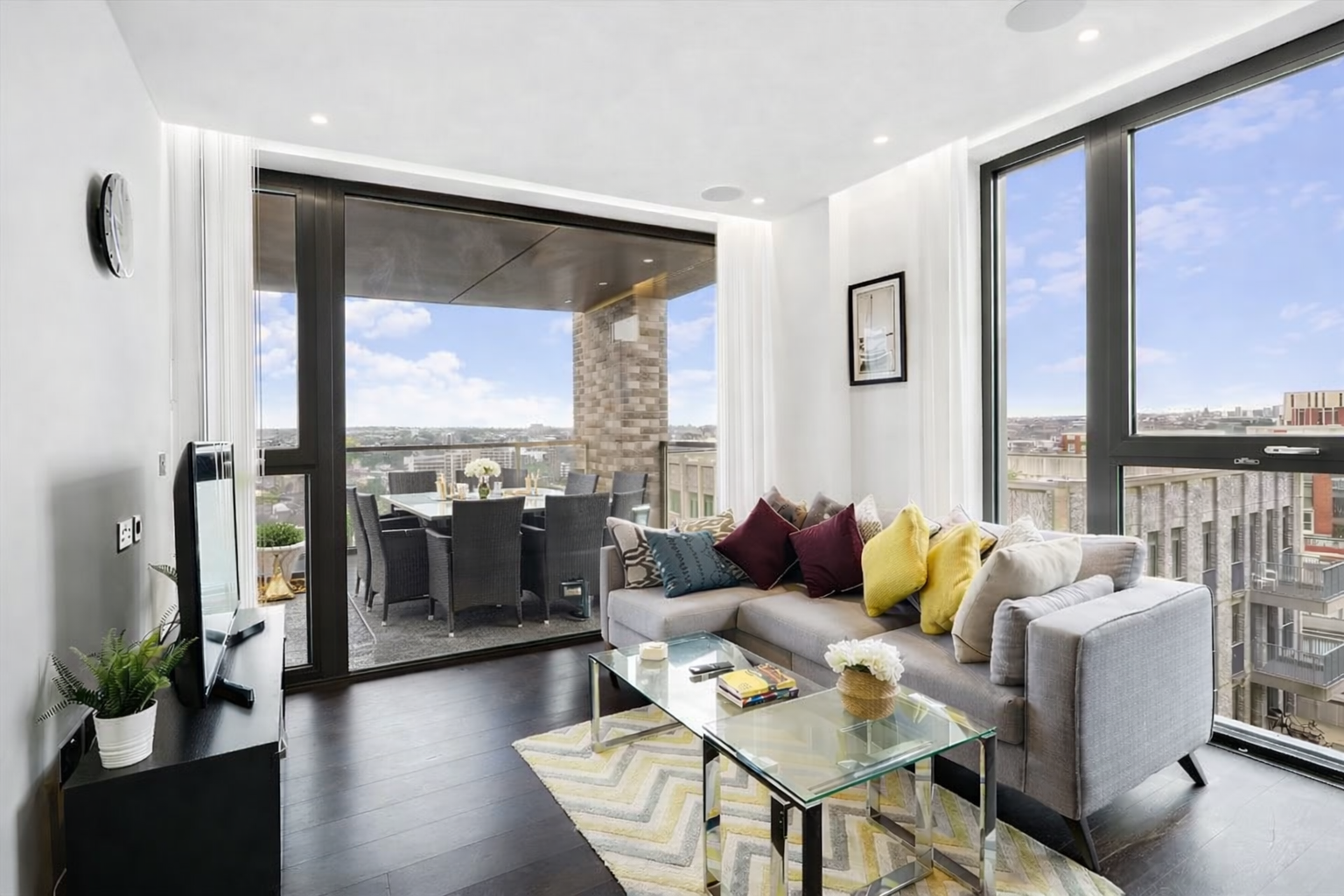 Sophisticated Three-Bedroom Residence | Nine Elms, London SW11